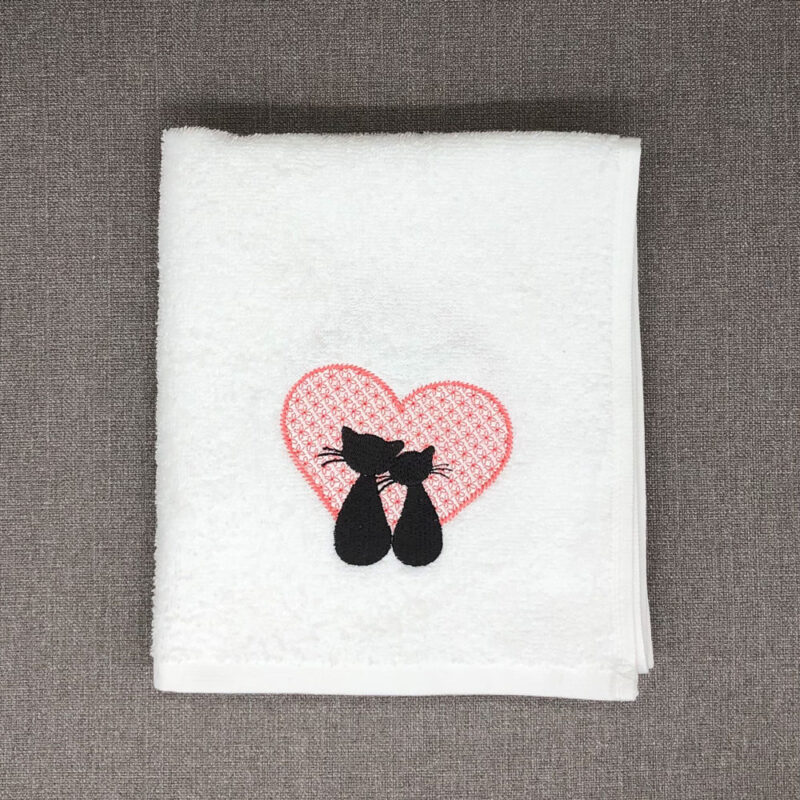 Рушник "Закохані коти на тлі Ажурного серця"